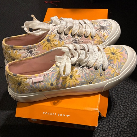 Rocket Dog Shoes - Rocket dog jumpin Beverly cotton pink women’s 9.5 pale pink blue floral